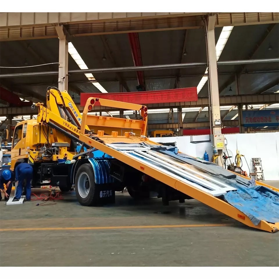 Howo 5tons platform wrecker truck 4x2 tow truck flat bed with crane for sale