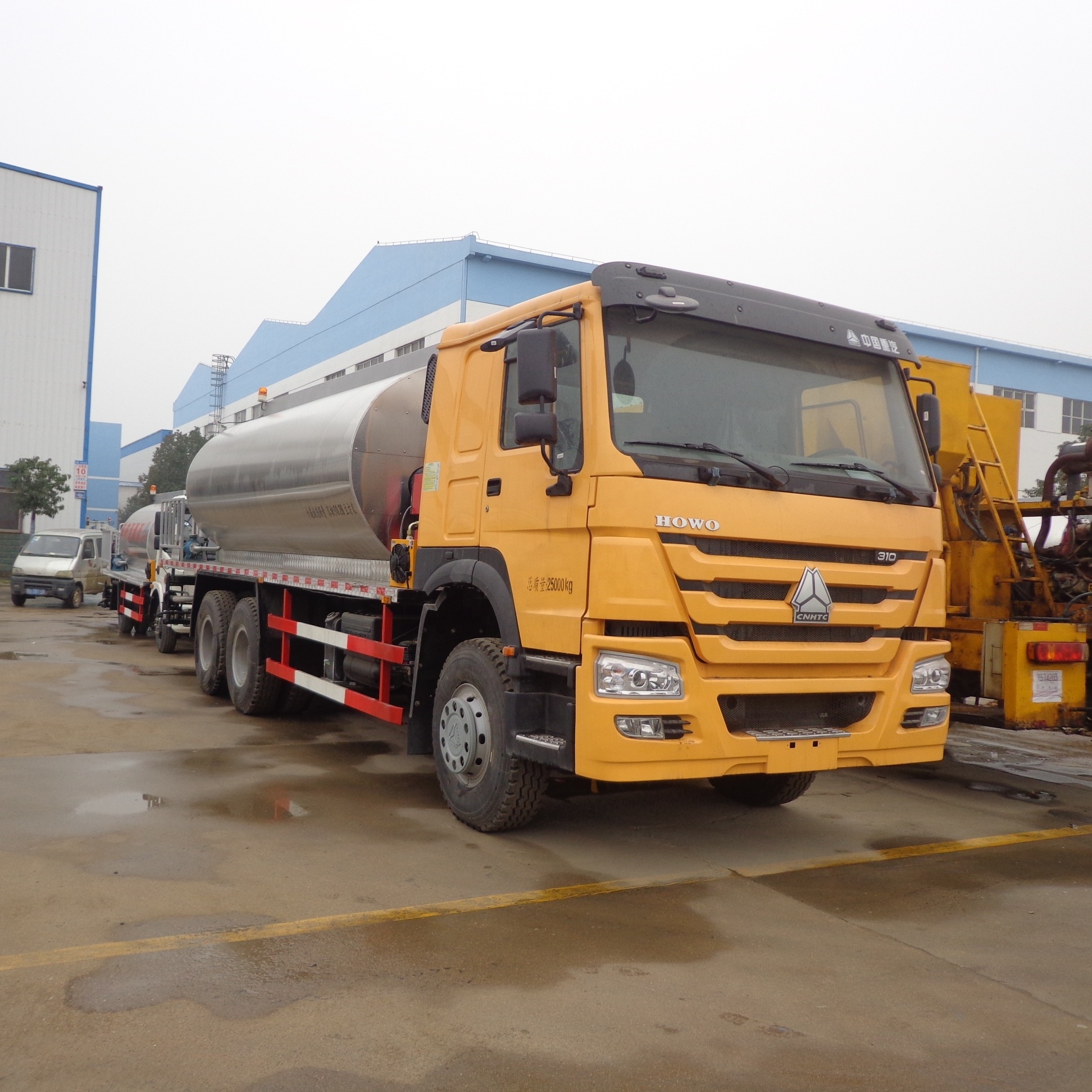 Cheap price dongfeng 4m3 6m3 8m3 heated asphalt spray truck mounted bitumen sprayer tank truck for sale