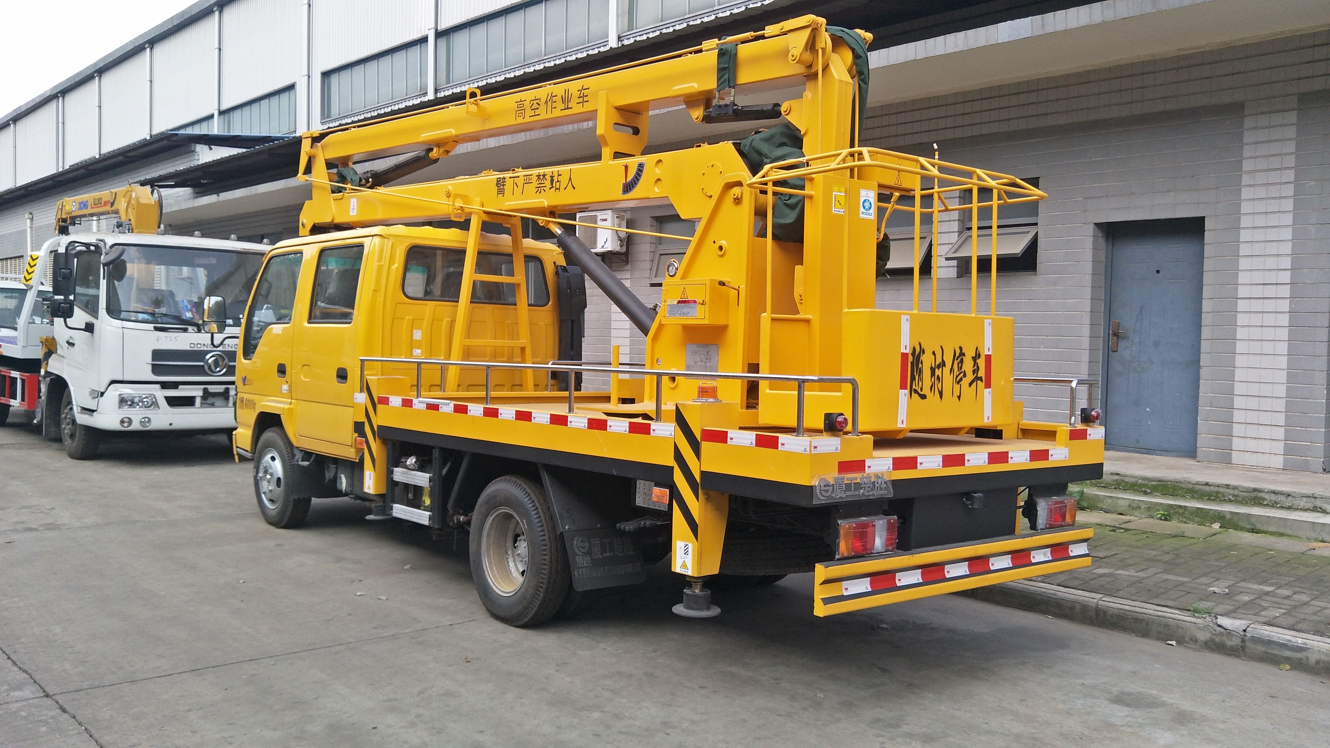 Used Japan brand 4x2 16/18/20 m Aerial working  platform high lifting truck with insulated 200kgs bucket for sale