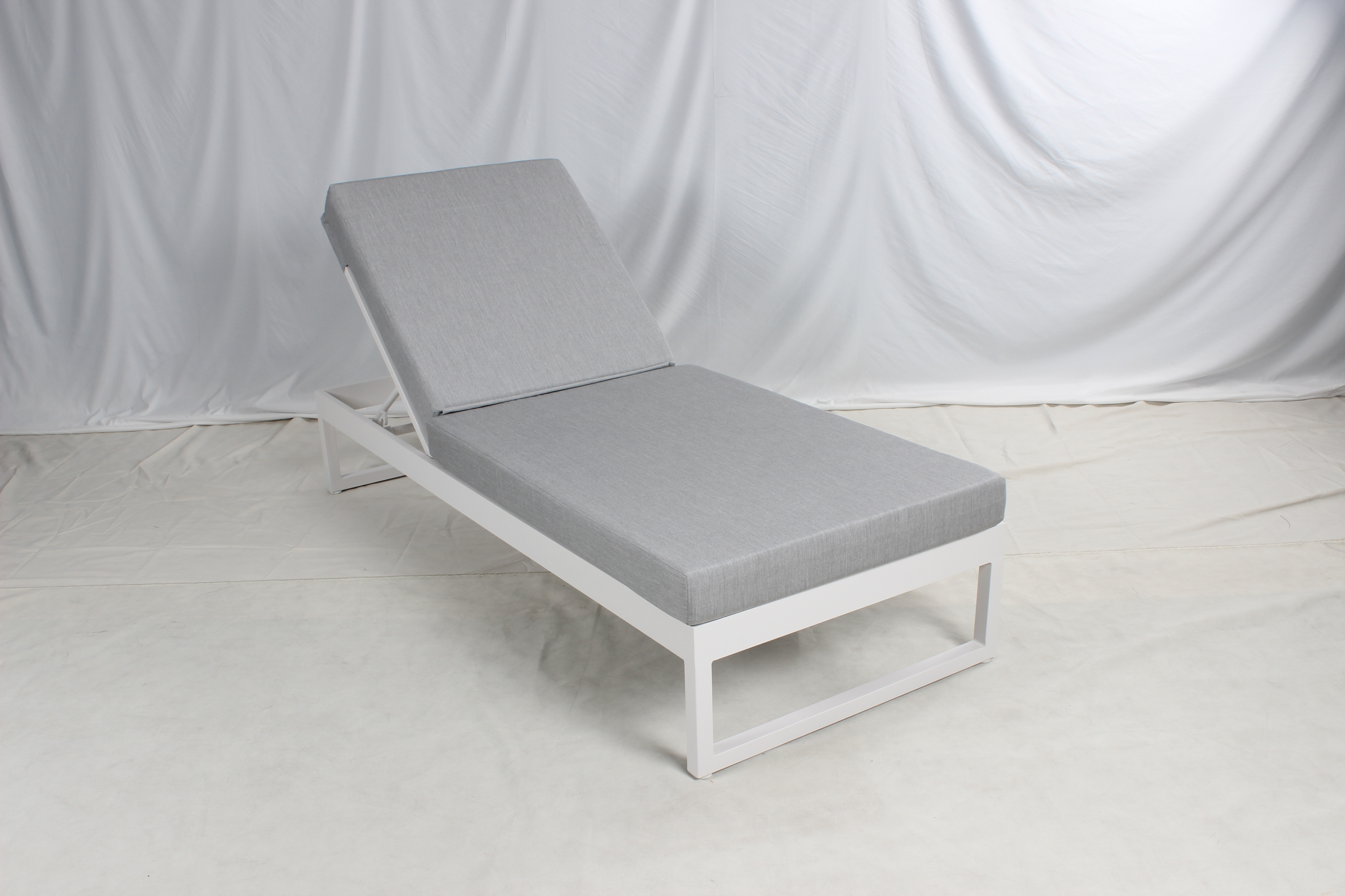 Leisure Style Hotel Outdoor White Aluminum Sun Lounger Poolside Chaise Lounge Chair