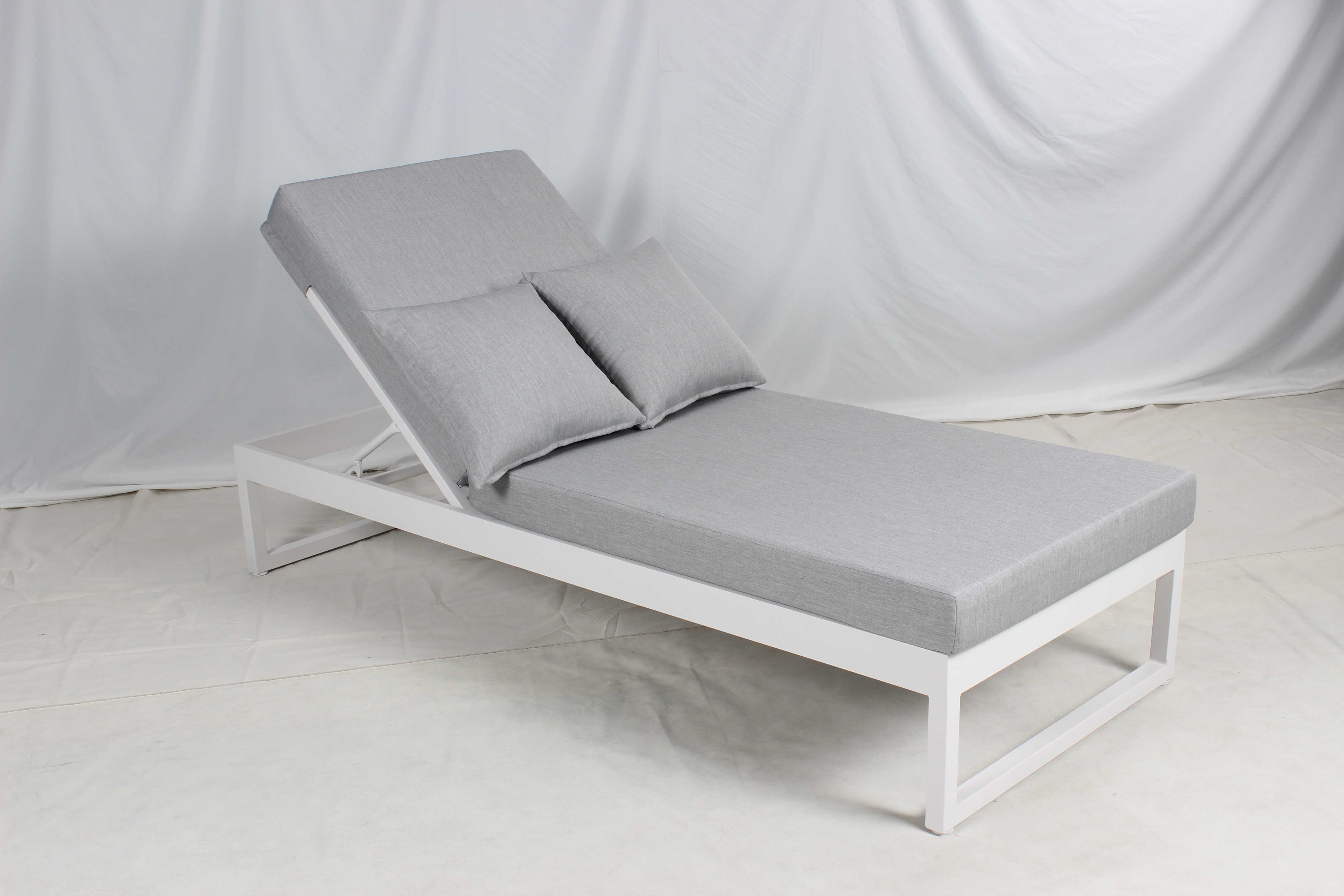 Leisure Style Hotel Outdoor White Aluminum Sun Lounger Poolside Chaise Lounge Chair