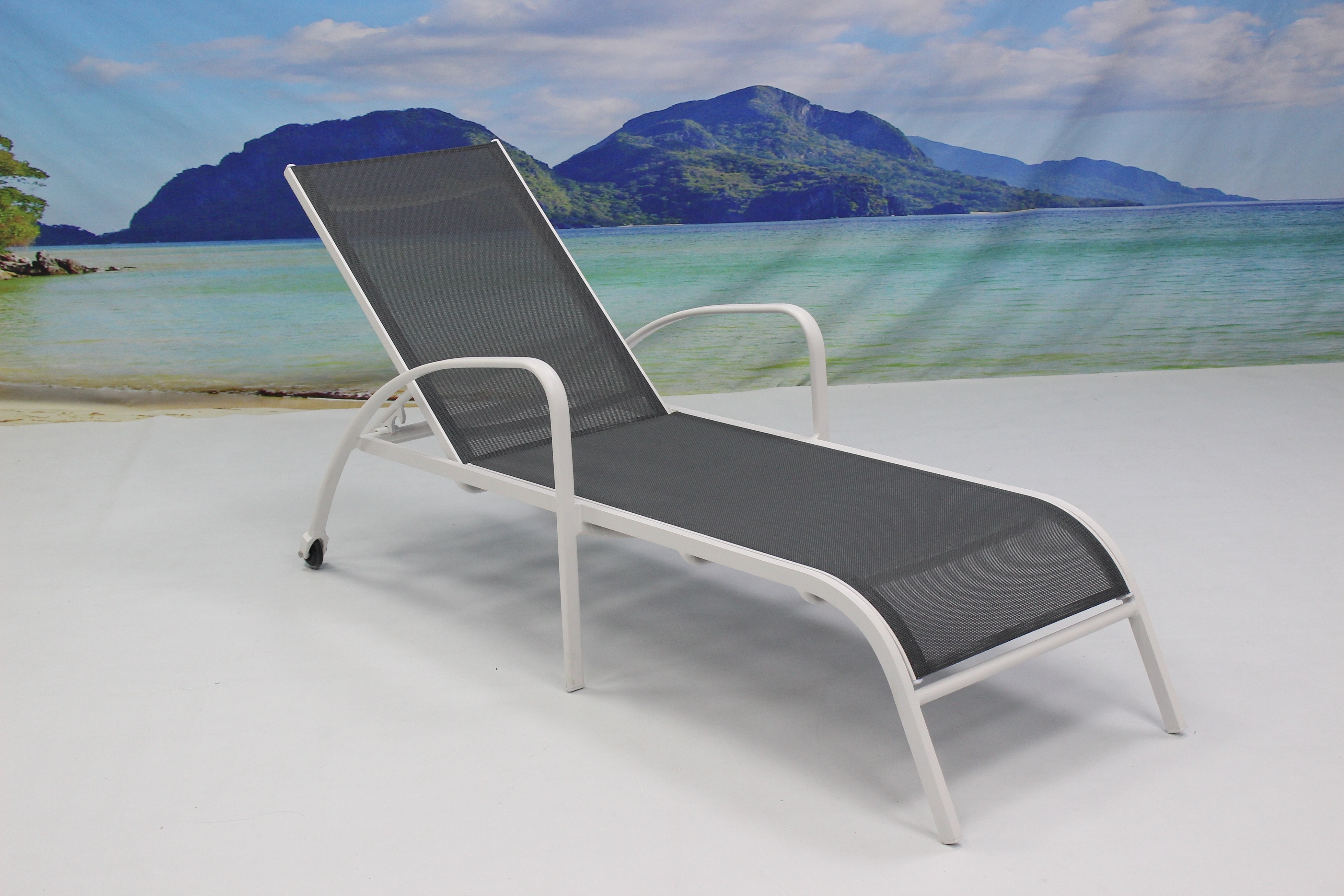 Cheap Hotel Swimming Pool Side Deck Furniture Stackable Aluminum Sun Lounger Chair With Wheels