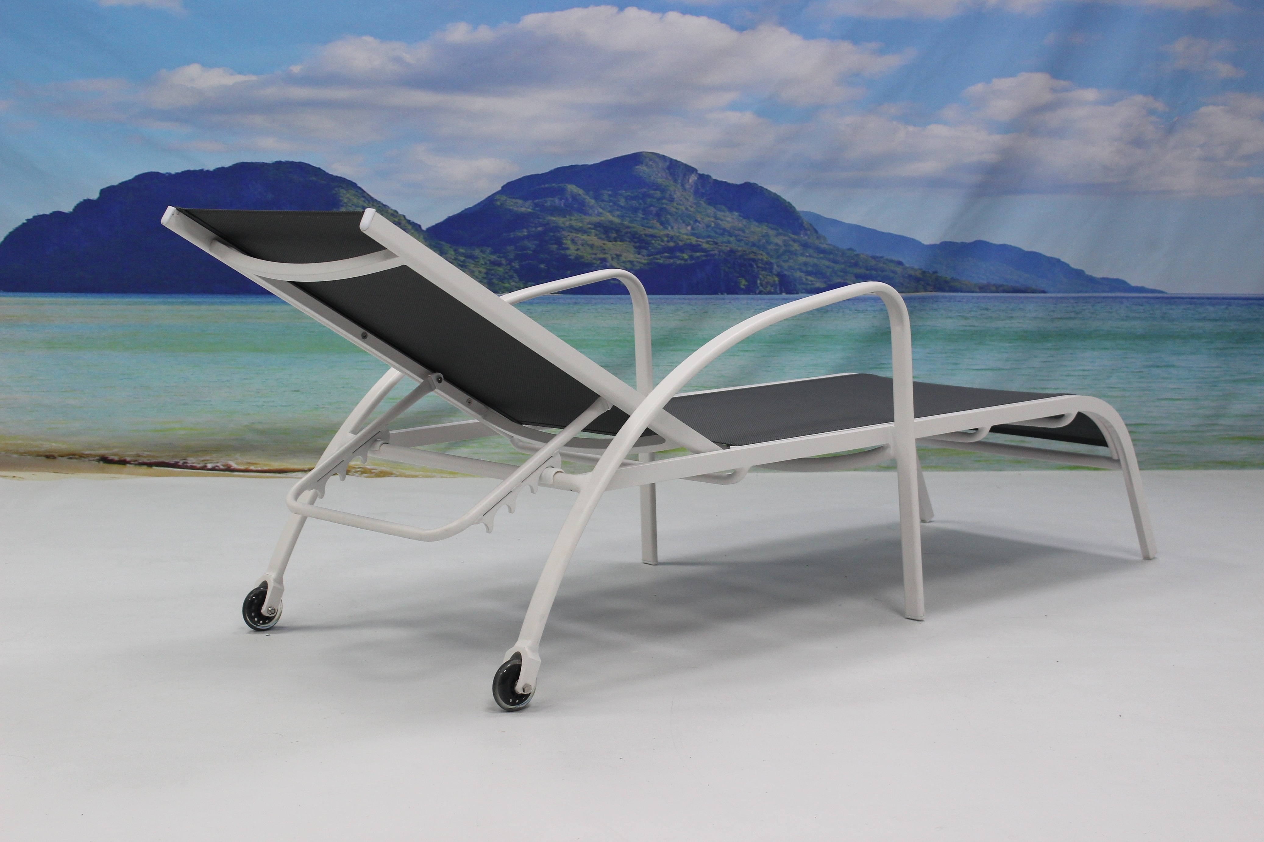 Cheap Hotel Swimming Pool Side Deck Furniture Stackable Aluminum Sun Lounger Chair With Wheels