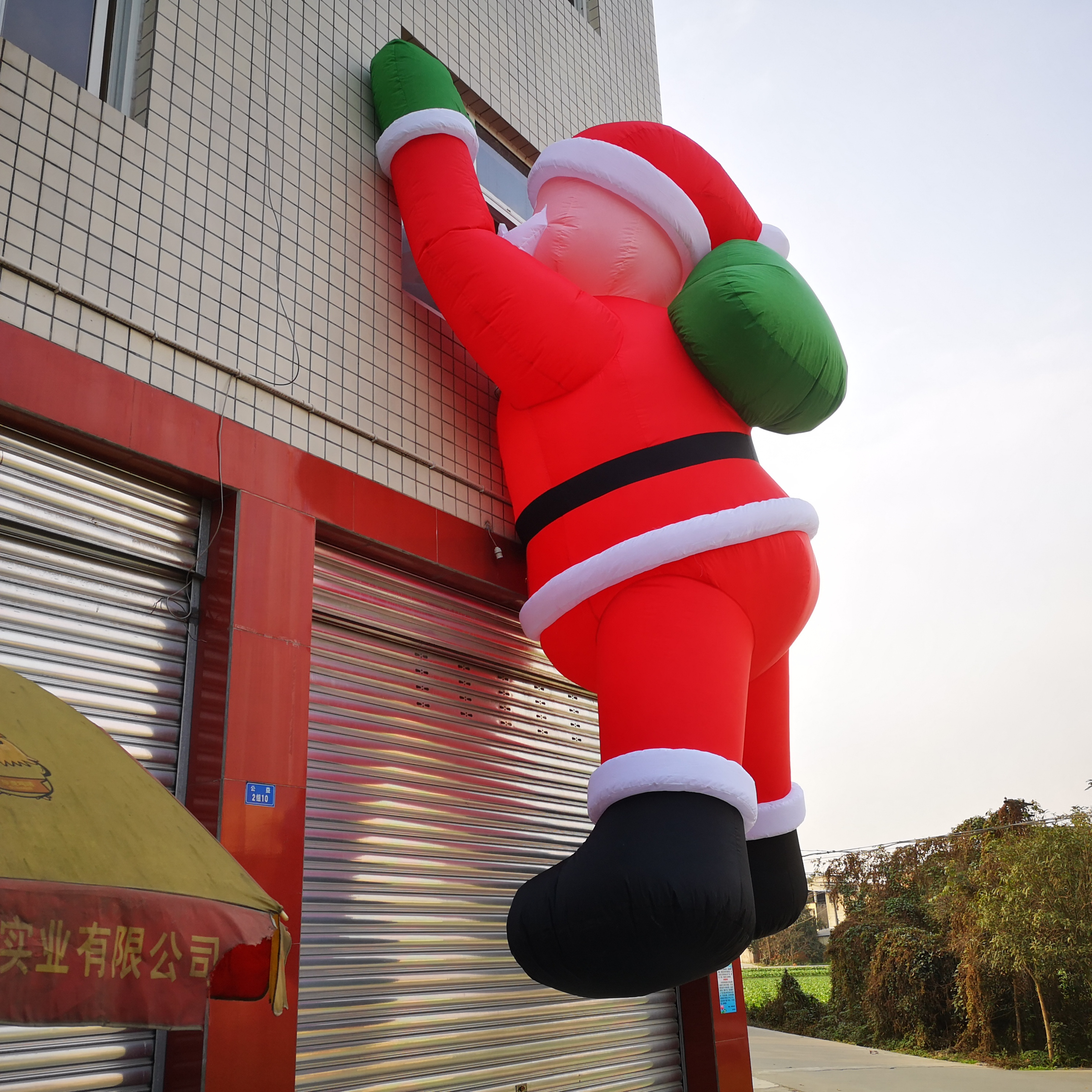 Customized giant outdoor inflatable Christmas decorations inflatable giant Santa Claus