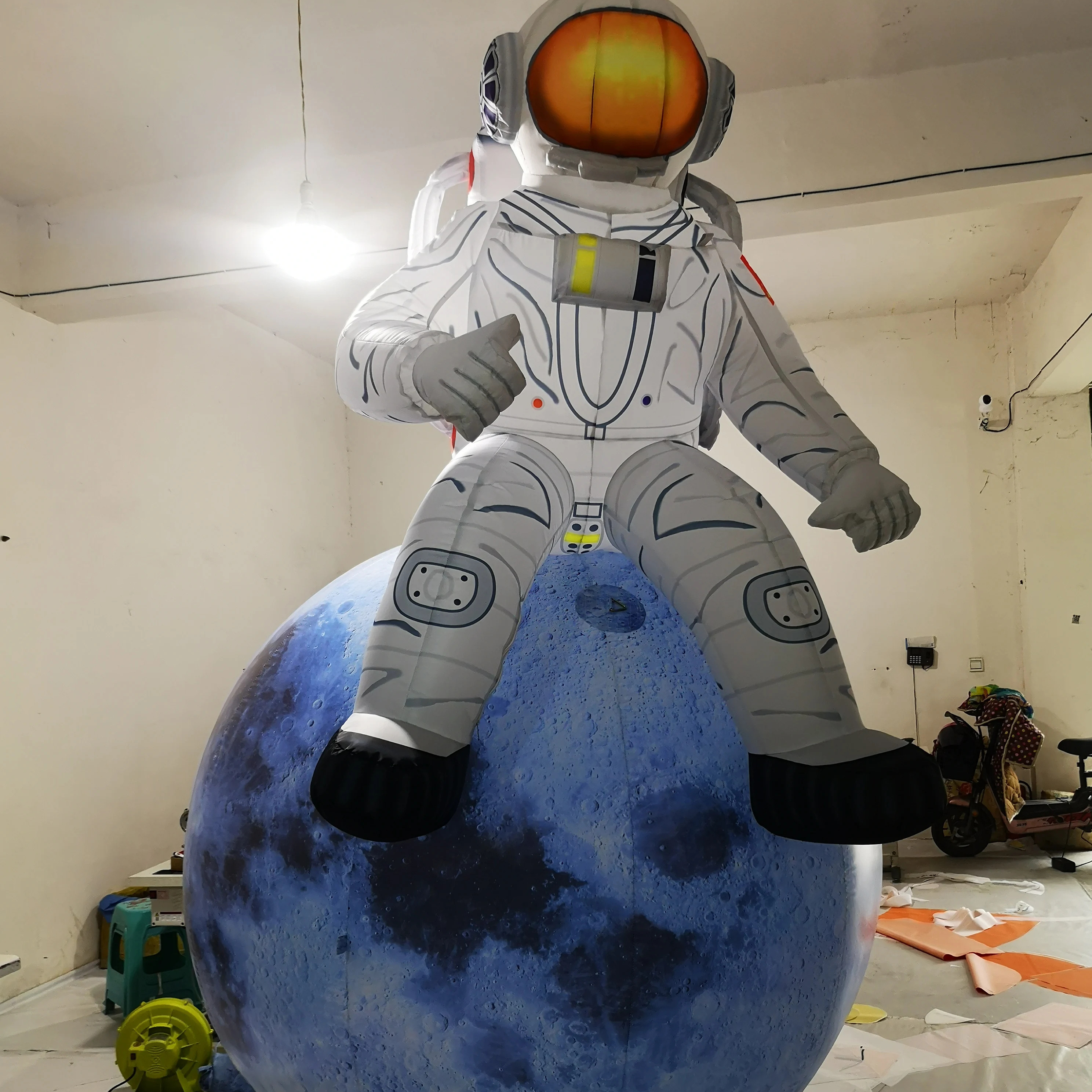 Customized inflatable luminous giant cartoon astronauts and inflatable moon