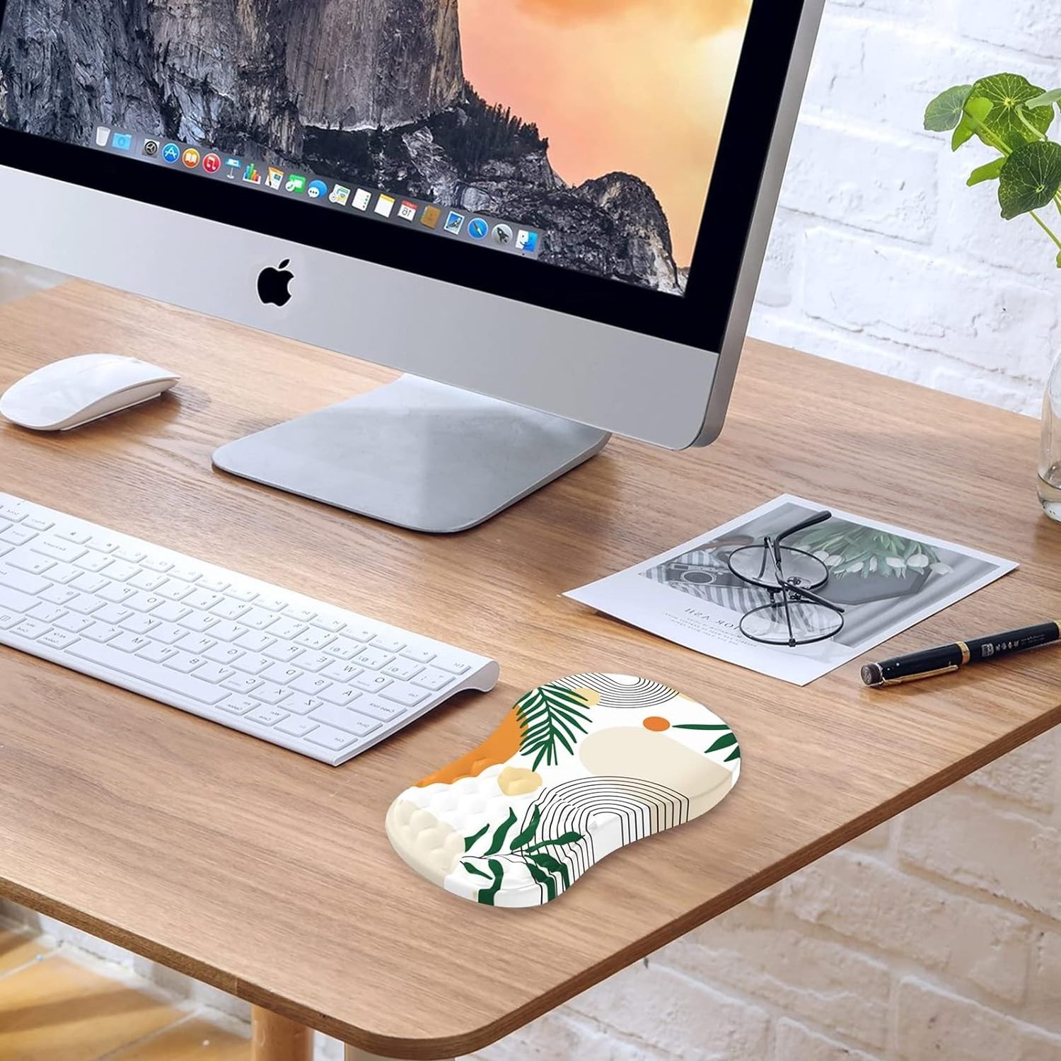 Soft Comfortable Mouse Pad With Gel Cushion , 13 * 7.7 inch Ergonomic Design Mouse Pad With Memory Gel