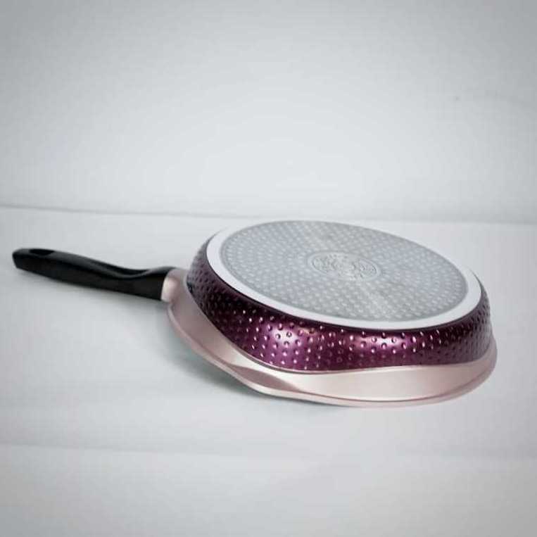 Modern 24cm Metal Aluminum Alloy Fry Pan Non-Sticky Black Heating Light Cooking Pan & Skillets