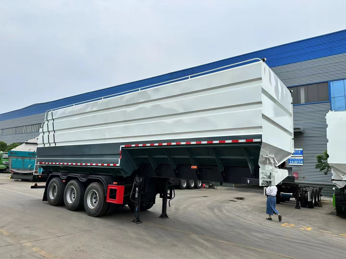 3 axle 28cbm Food Particles Powder Transport Hydraulic Driving Bulk Delivery full transport feed semi trailer