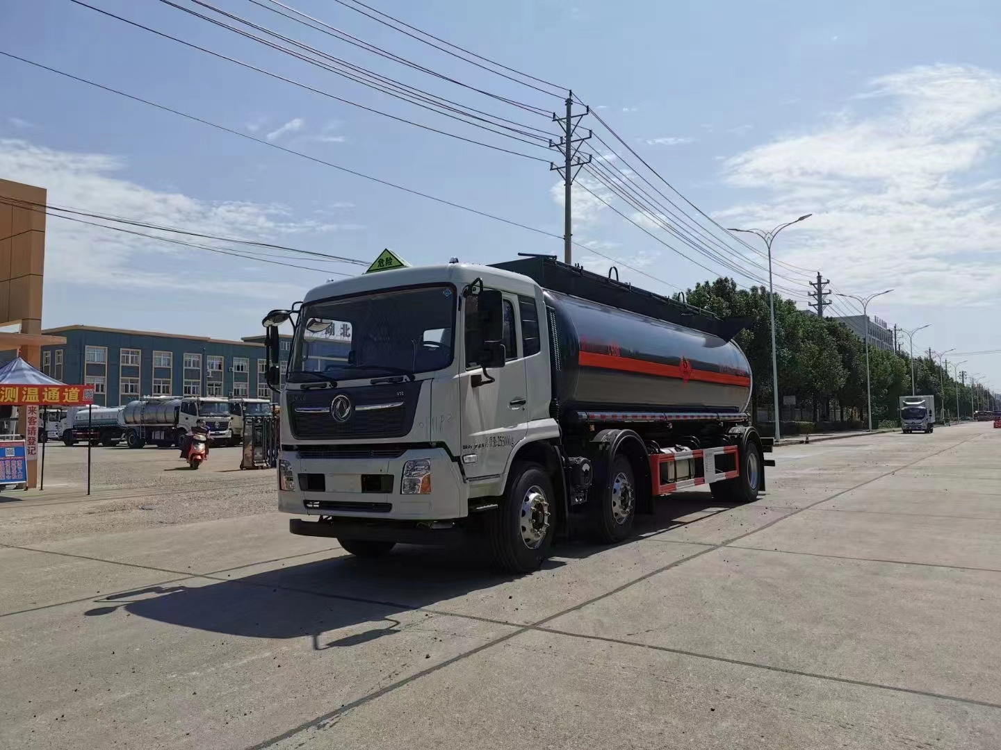 8x4 Dongfeng tianlong 30000liters Aluminum alloy fuel oil tanker - fuel truck