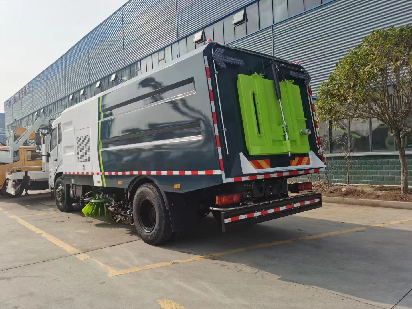 High Pressure Washing Sweeper Truck mini Compact street sweeping truck