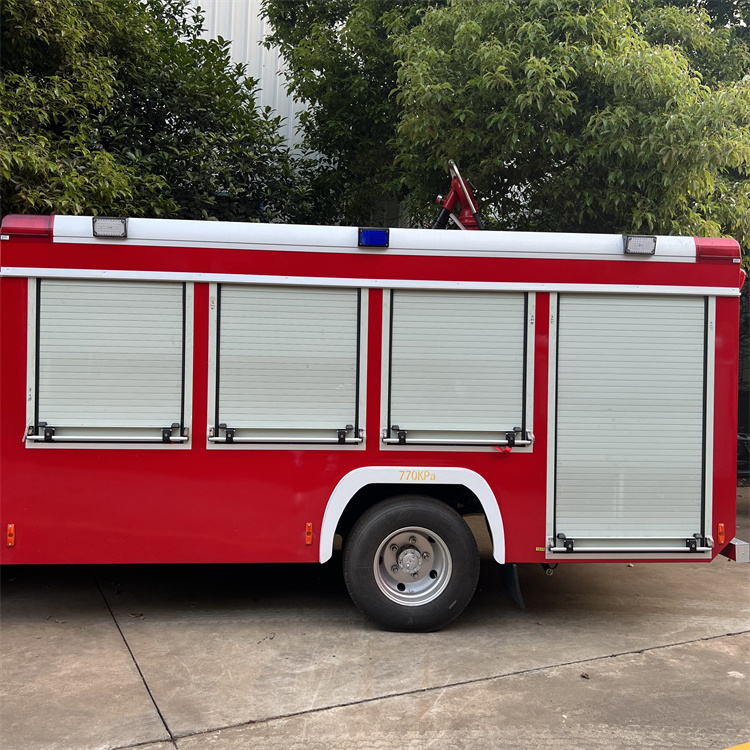 Japanese brand 6cbm 6 tons  isuzu fire fighting truck 4x2 better price