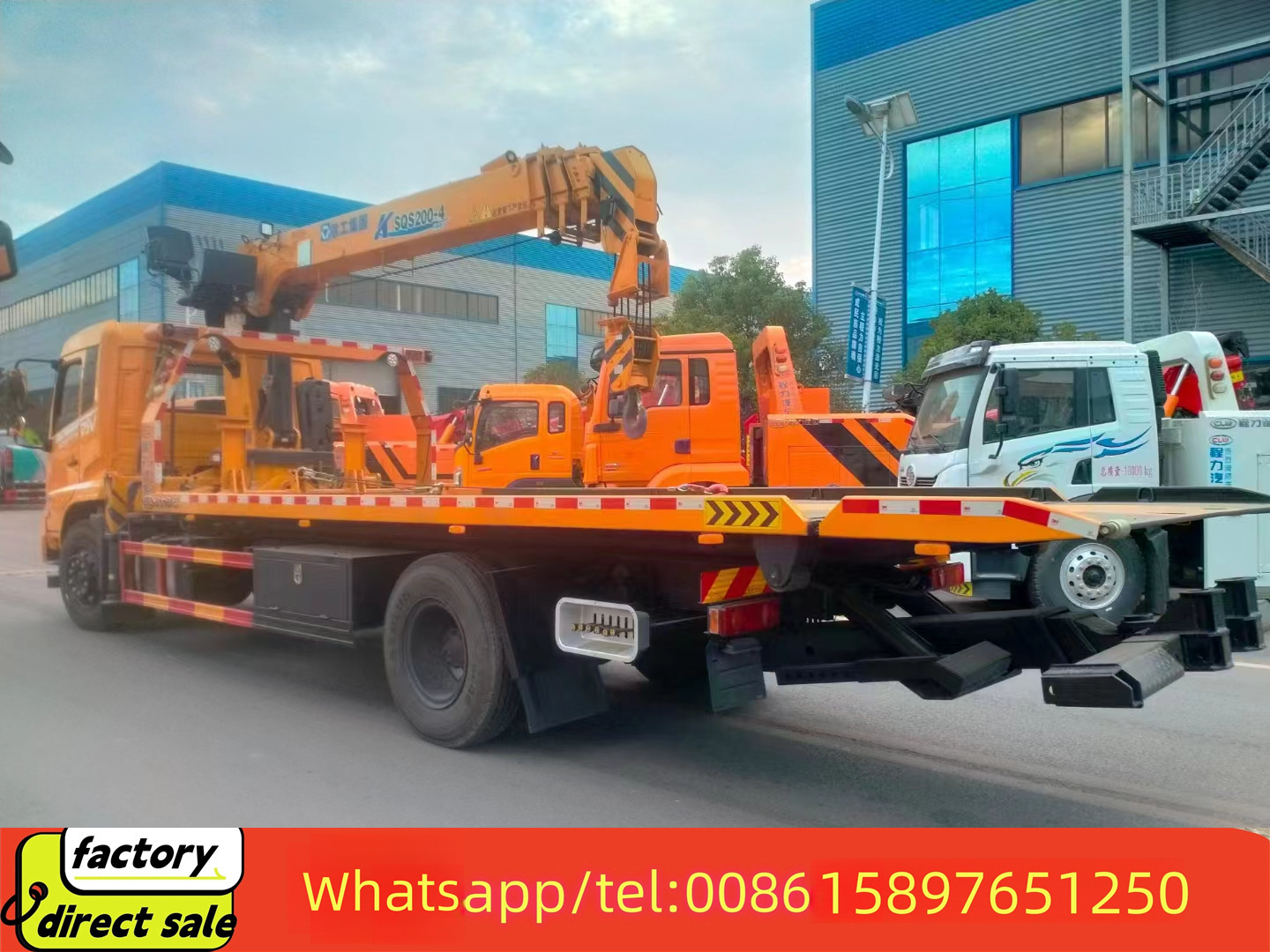 China Dongfeng electric flatbed tow truck with lift wrecker towing truck 8ton hydraulic stiff boom with crane