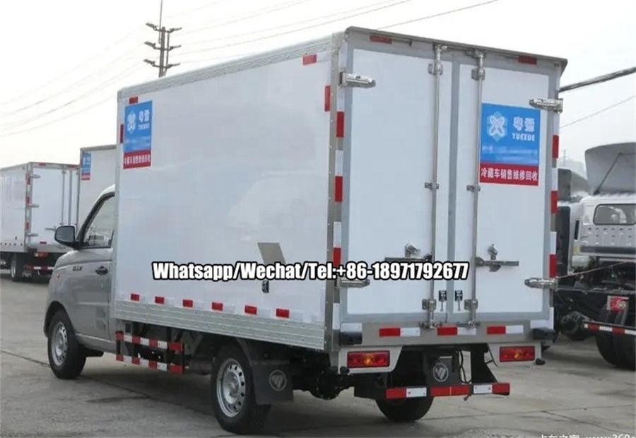 China Small Dongfeng Lorry Box Truck 5Tons 4x2 Cargo van trucks for sale