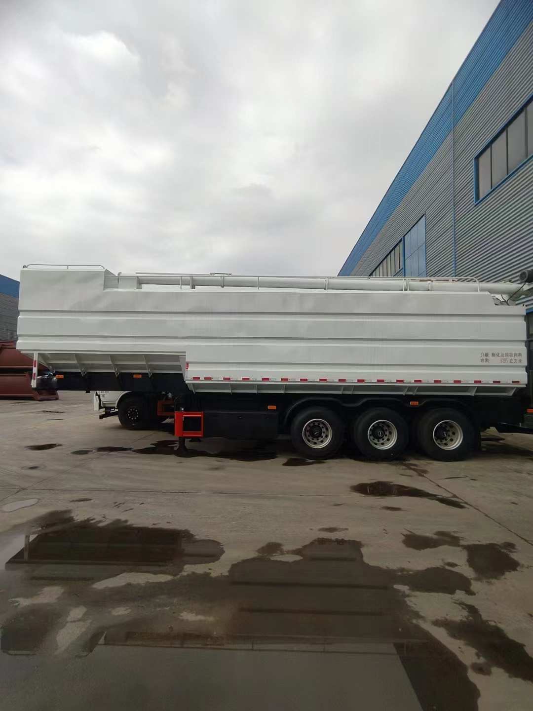 3 axle 28cbm Food Particles Powder Transport Hydraulic Driving Bulk Delivery full transport feed semi trailer