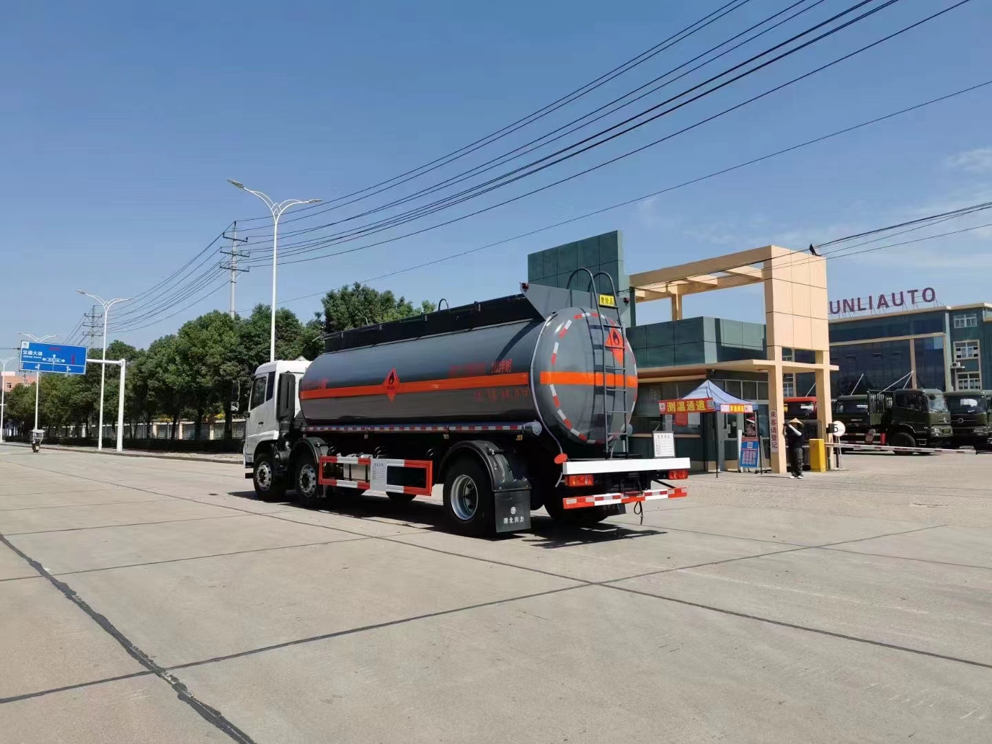 8x4 Dongfeng tianlong 30000liters Aluminum alloy fuel oil tanker - fuel truck