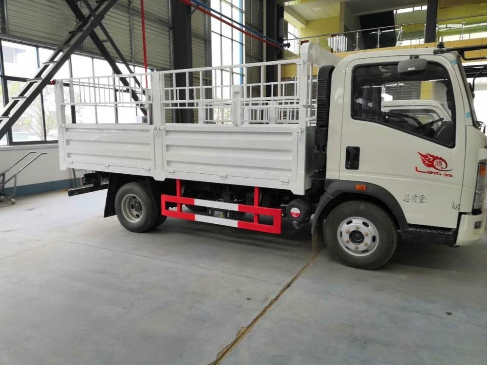 CLW 5 ton delivery cargo trucks SINOTRUK HOWO box van fence truck for sale