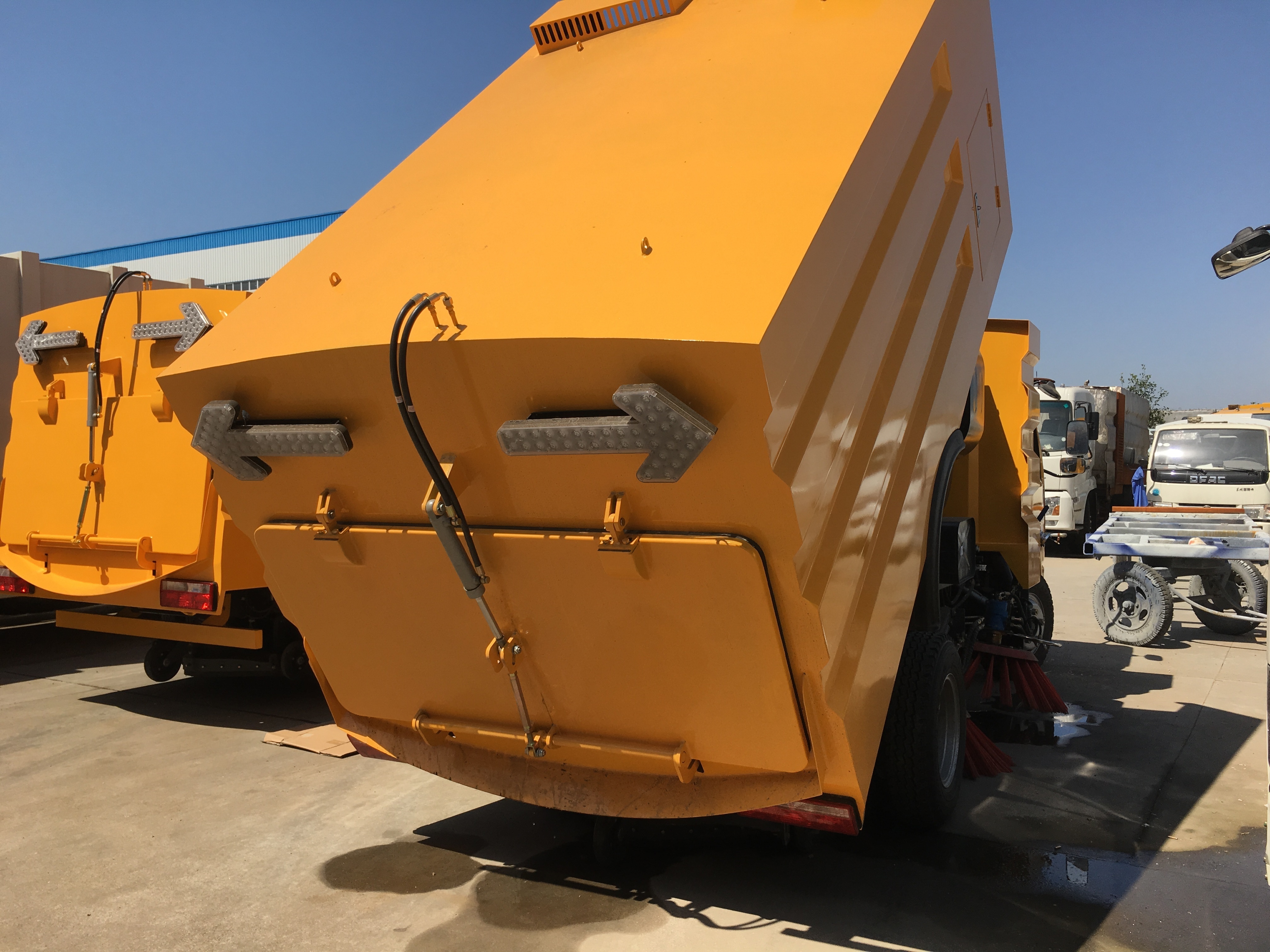 dongfeng  small street sweeping machine road cleaning truck road cleaning vehicle