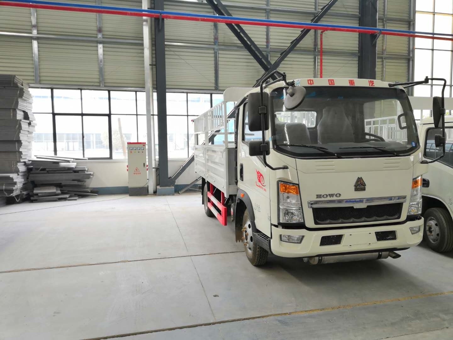 CLW 5 ton delivery cargo trucks SINOTRUK HOWO box van fence truck for sale