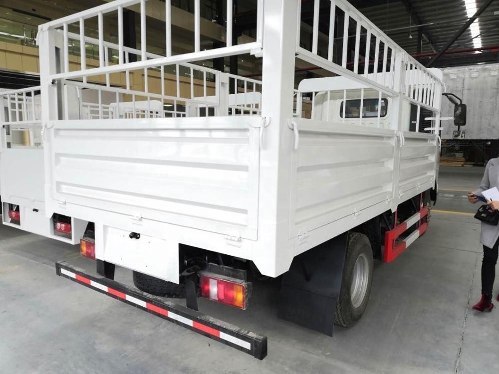 CLW 5 ton delivery cargo trucks SINOTRUK HOWO box van fence truck for sale