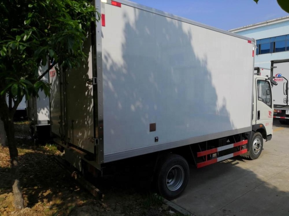 CLW china 4x2 sinotruk howo 3ton small refrigerated trucks for sale