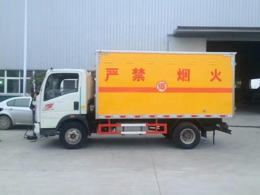 CLW sinotruck howo 6 wheel mini cargo box truck 3 tons