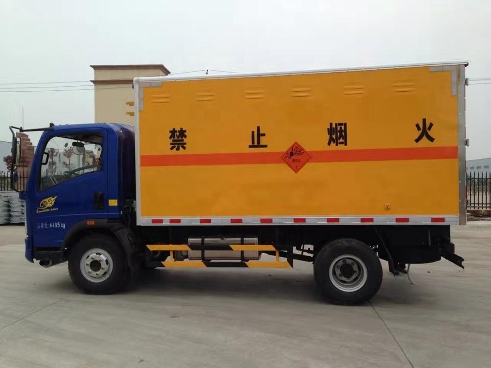 CLW sinotruck howo 6 wheel mini cargo box truck 3 tons