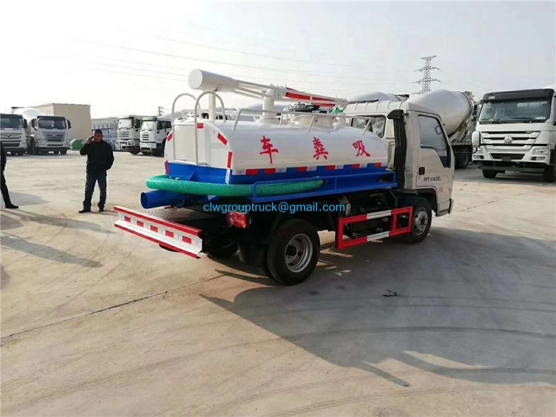 Factory hot selling Small 2500L vacuum sewag suction truck