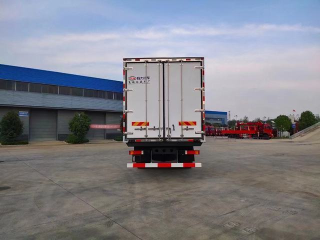 Dongfeng refrigerator cooling van for sale 6x2 LHD 300HP engine cooling van