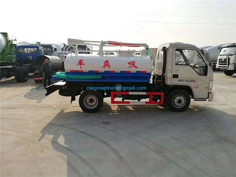 Factory hot selling Small 2500L vacuum sewag suction truck