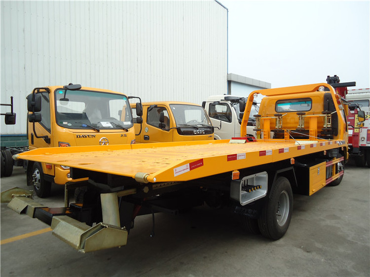 Factory Price JAC 5 Tons Flatbed Wrecker Towing Truck for Sale to Peru