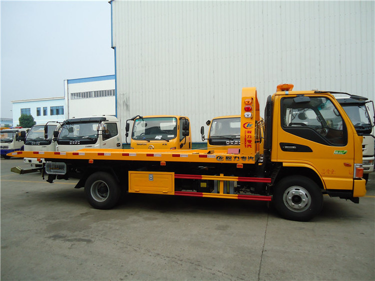 Factory Price JAC 5 Tons Flatbed Wrecker Towing Truck for Sale to Peru