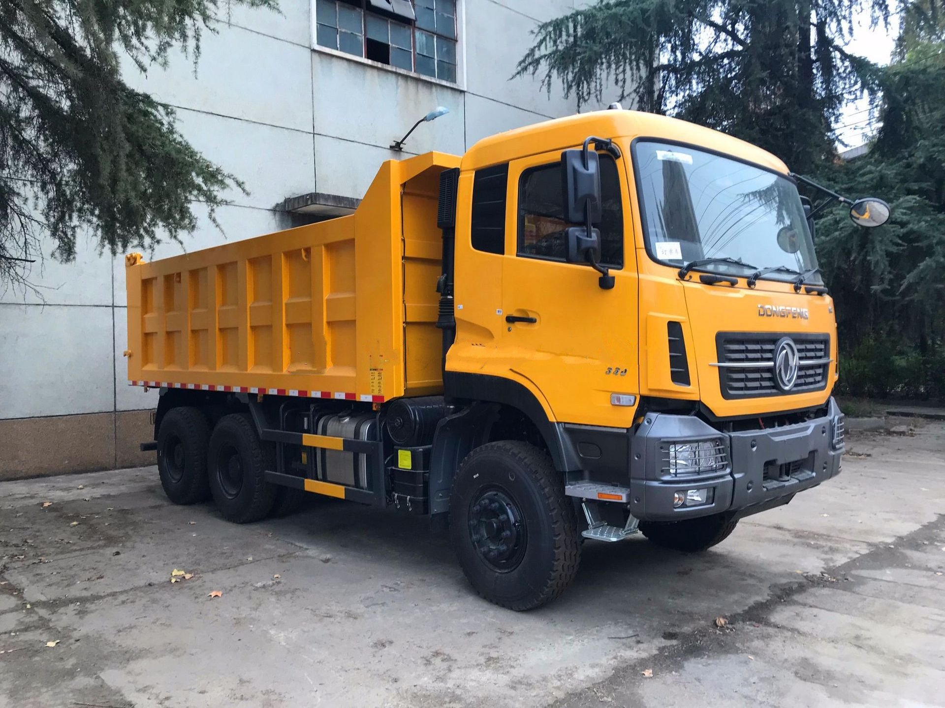 6x4 Dongfeng Tipper Truck for sale 375HP hot in Zambia market