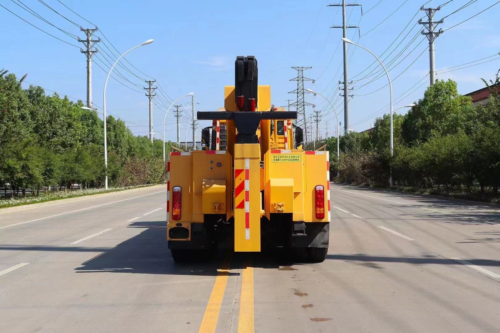 HOWO Chassis Wrecker Truck Tow Truck 25 Ton Capacity Road Block Removal Truck