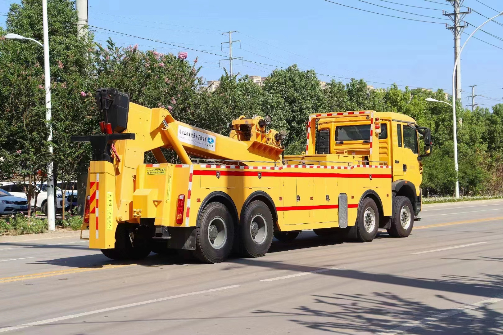 HOWO Chassis Wrecker Truck Tow Truck 25 Ton Capacity Road Block Removal Truck