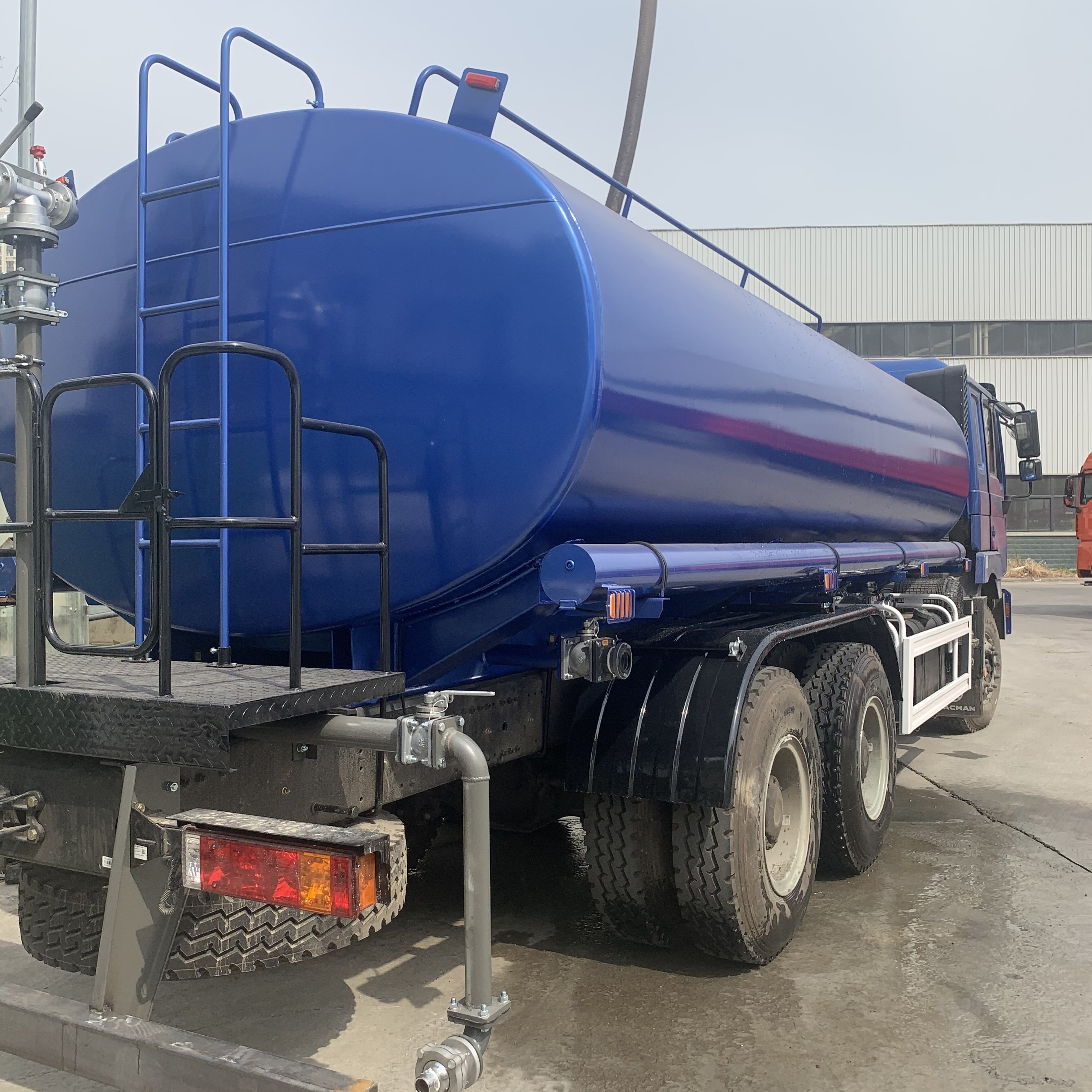 Cheap Price New Used Sprinkler Tank Truck Shacman Water Tanker Trucks For Drinking Water