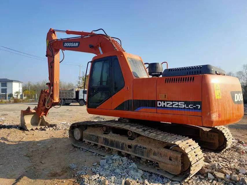 Low price for sale Doushan DH300-7 excavator 225-7 hook machine Doushan DH150-7 tire excavator