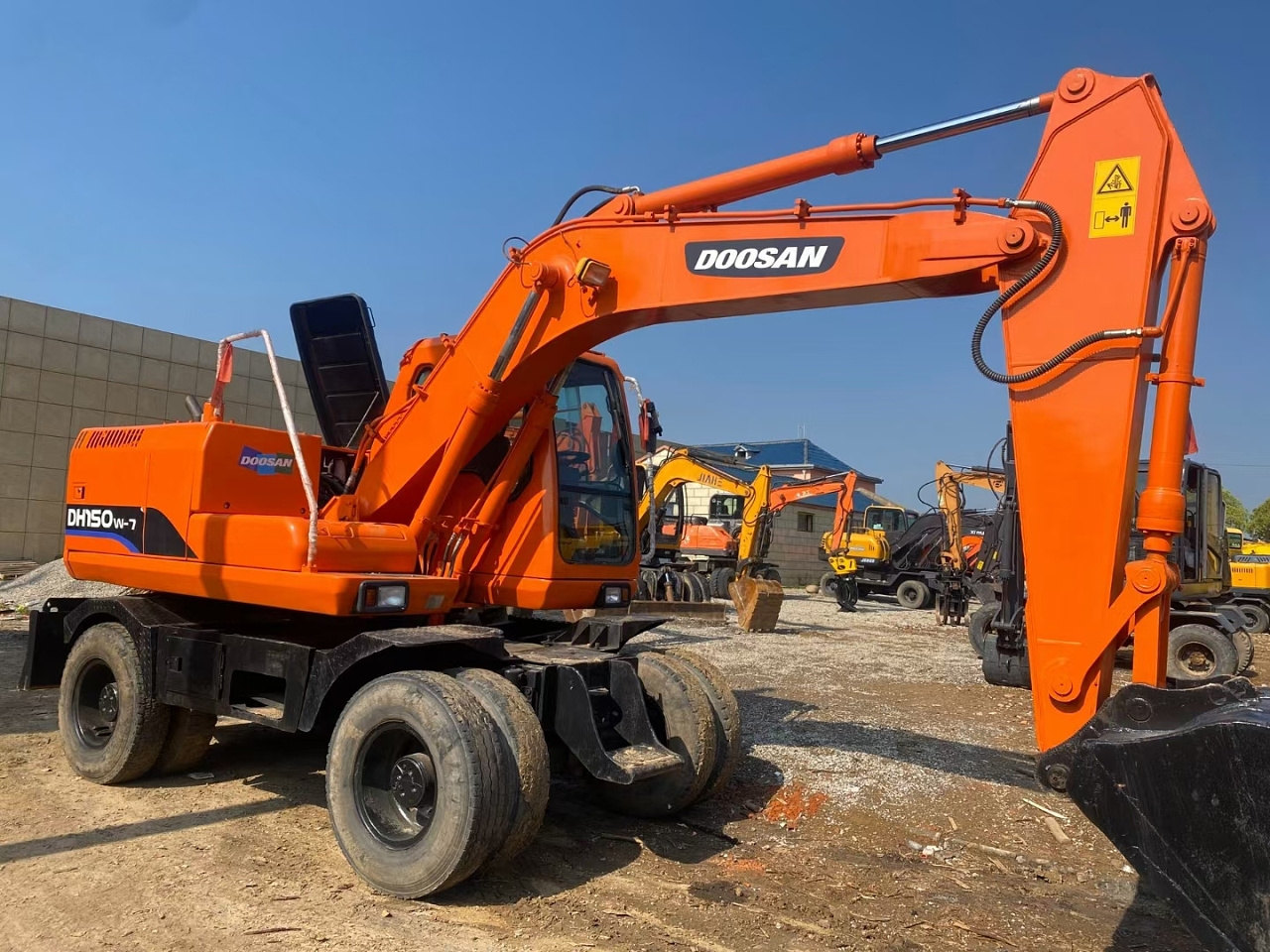 Low price for sale Doushan DH300-7 excavator 225-7 hook machine Doushan DH150-7 tire excavator