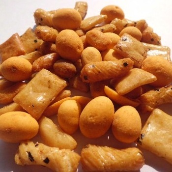 Hot Selling  OEM  Popular Crispy Spicy Flavor Mixed Roasted Rice Crackers and Coated Peanuts