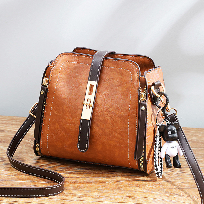 Wholesale England Style Casual Using Elegant Women Crossbody Bag with Bear Decoration Fashion PU Leather Women Sling Bag