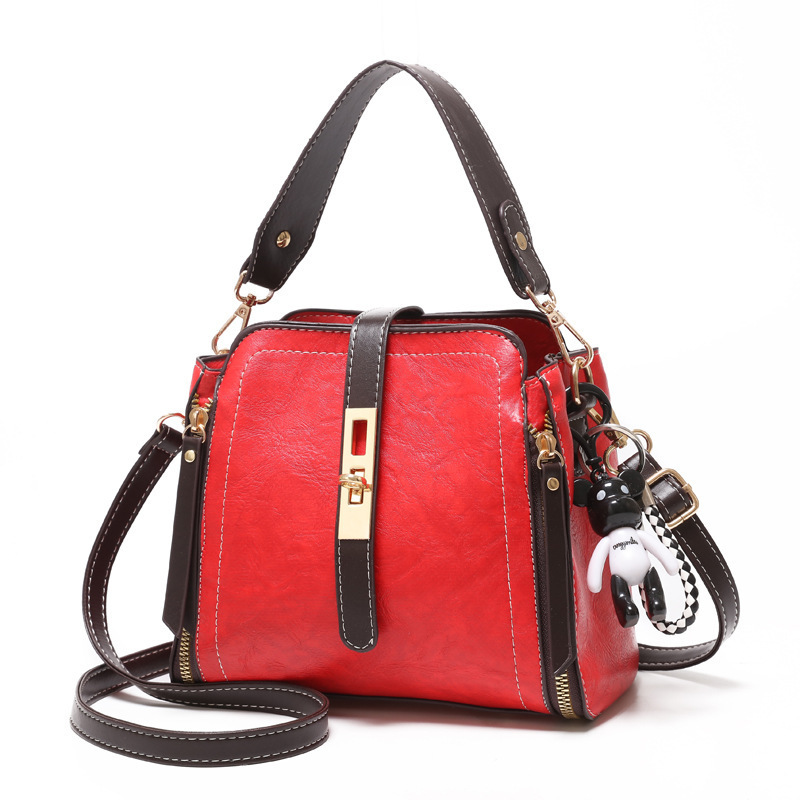 Wholesale England Style Casual Using Elegant Women Crossbody Bag with Bear Decoration Fashion PU Leather Women Sling Bag