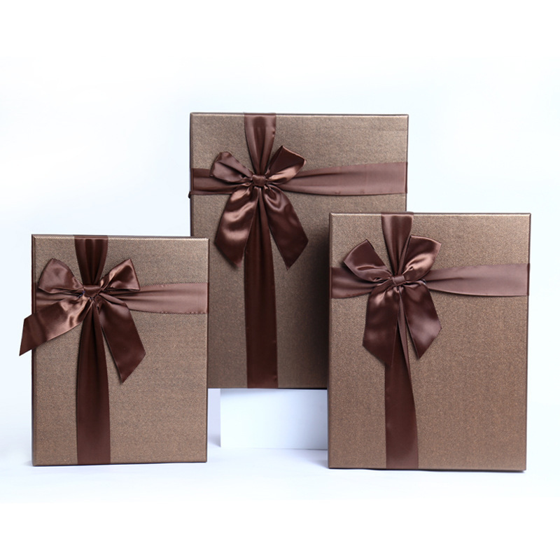 Recyclable Paper Gift Boxes with Love Lamination Stamping Gold Foil Embossing for Valentines Flowers and Third Hair