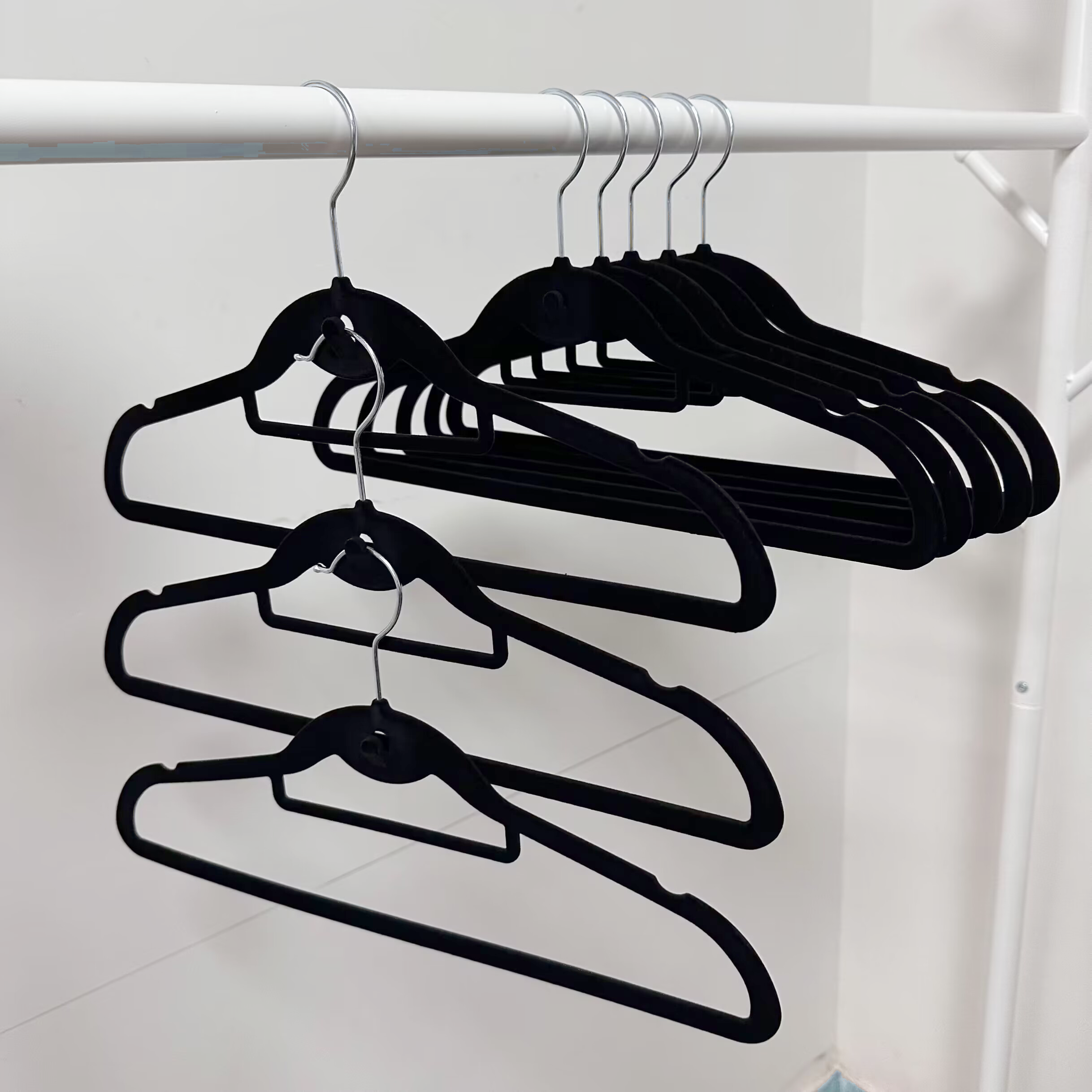 Factory direct selling black hangers 50 pack non slip velvet hanger with cross bar and hook flocked hangers