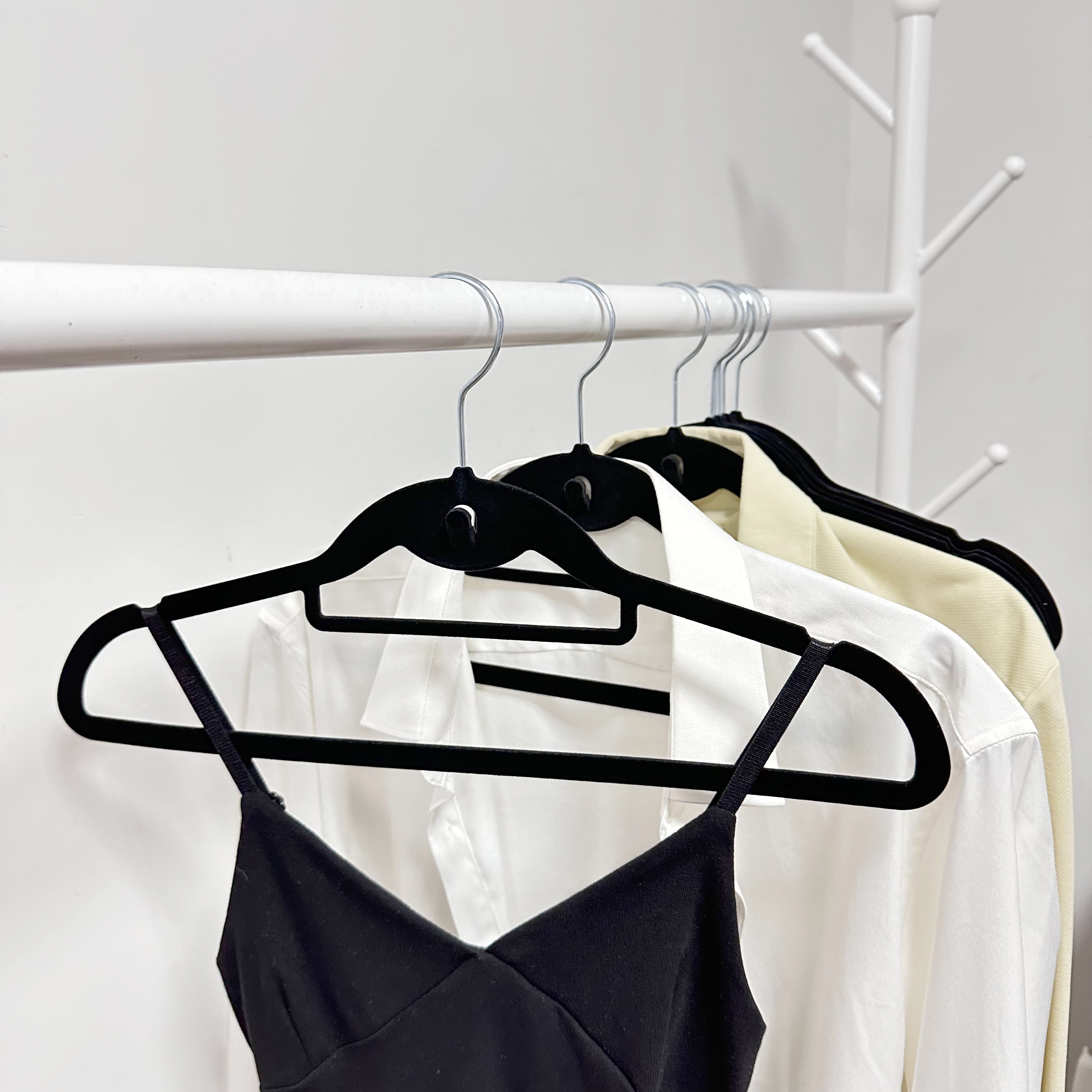 Factory direct selling black hangers 50 pack non slip velvet hanger with cross bar and hook flocked hangers