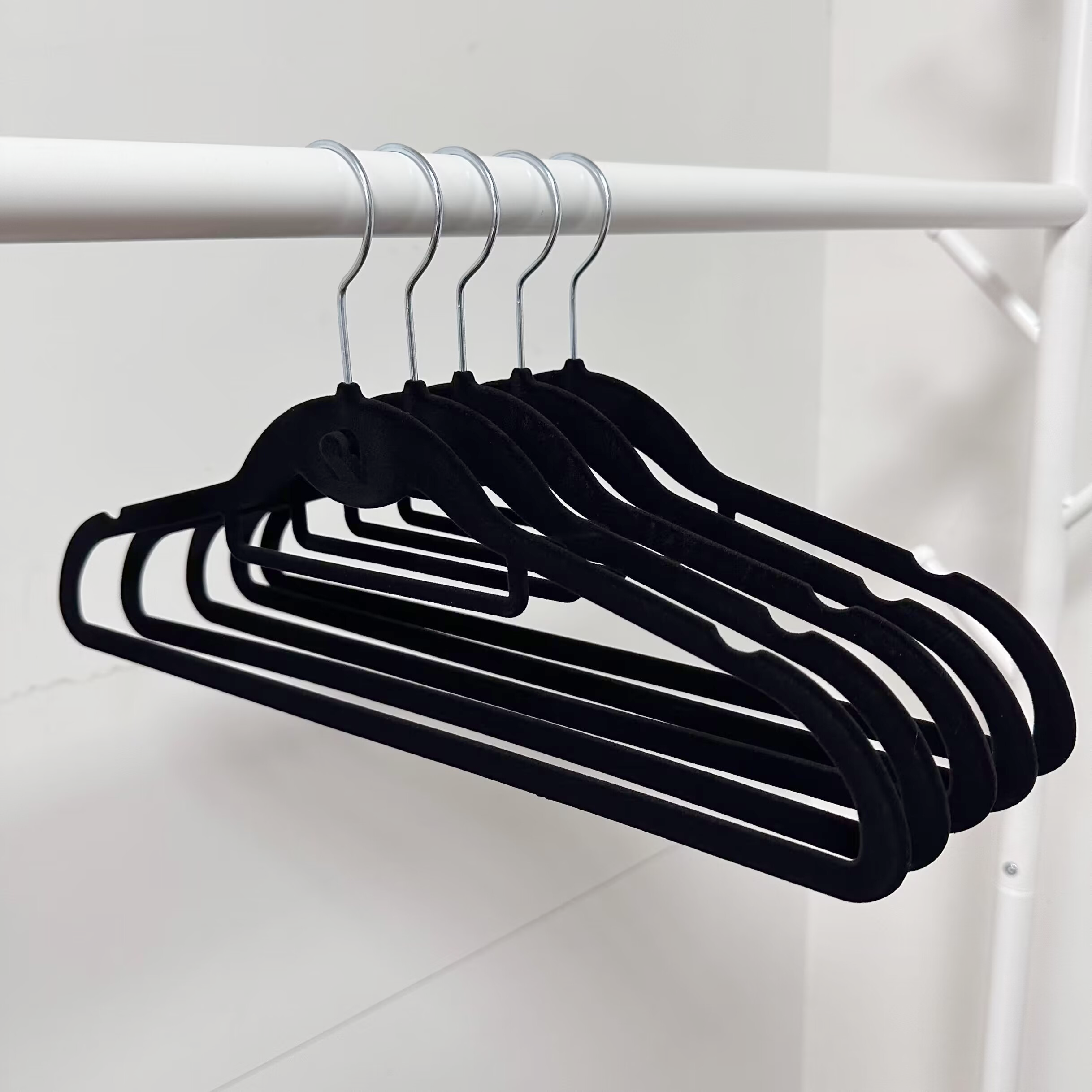 Factory direct selling black hangers 50 pack non slip velvet hanger with cross bar and hook flocked hangers