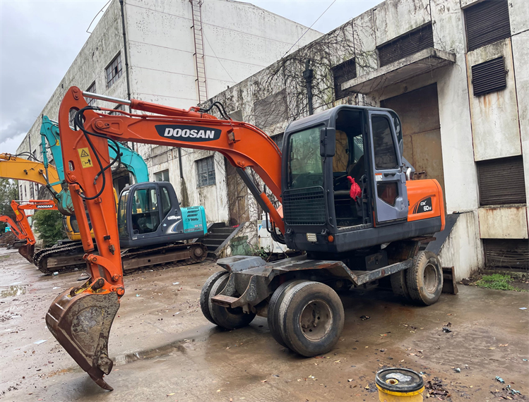 Original second-hand 6-ton small tire excavator sell at a low price for Doushan DX60W wheeled excavator