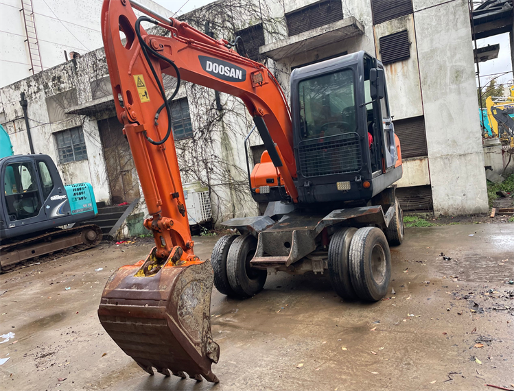 Original second-hand 6-ton small tire excavator sell at a low price for Doushan DX60W wheeled excavator