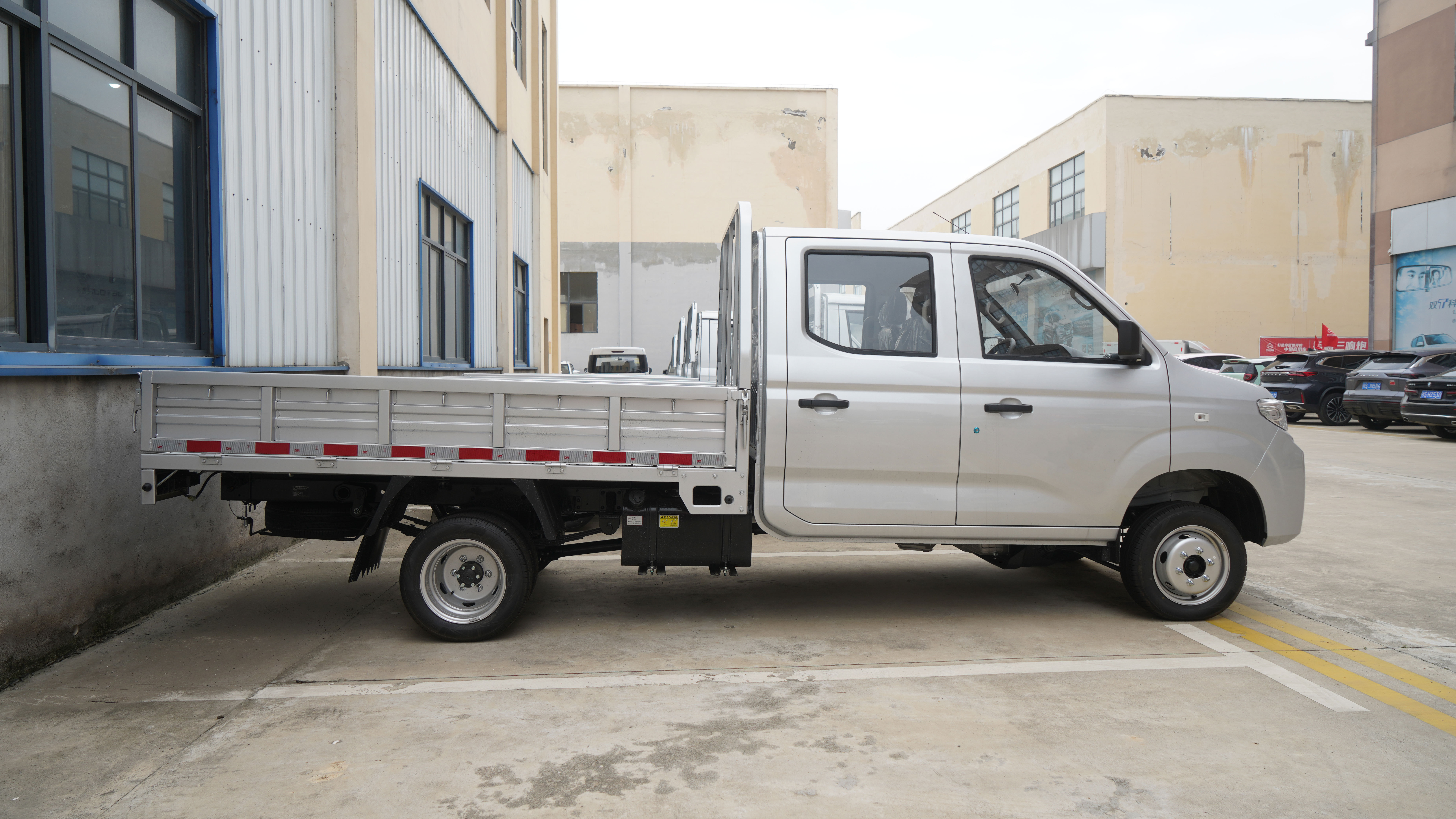 Used China  Dongfeng  4*2 cargo truck Small light Lorry Truck 140Hp  2.5 tons High Quality  shipment