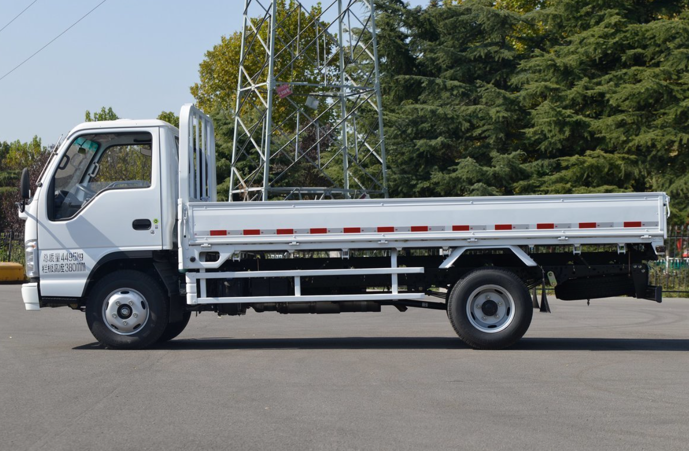 Qingling Isuzu  4x4 100P 130 horsepower 3.6m single row fence light truck