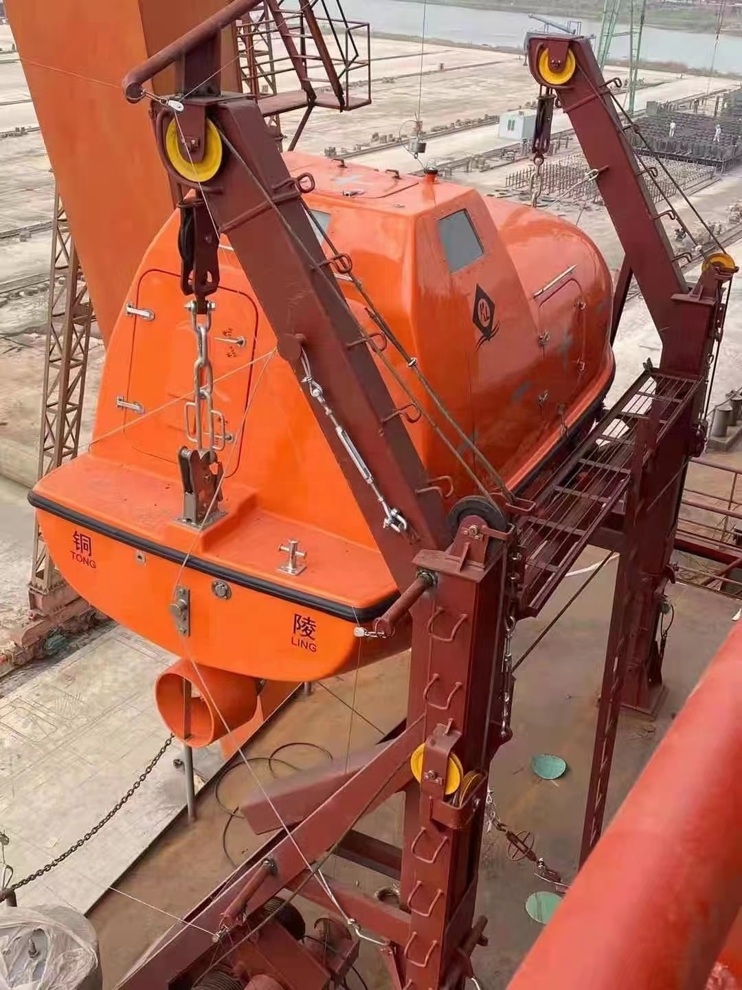 Enclosed/Rescue lifeboat with gravity luffing arm type davit