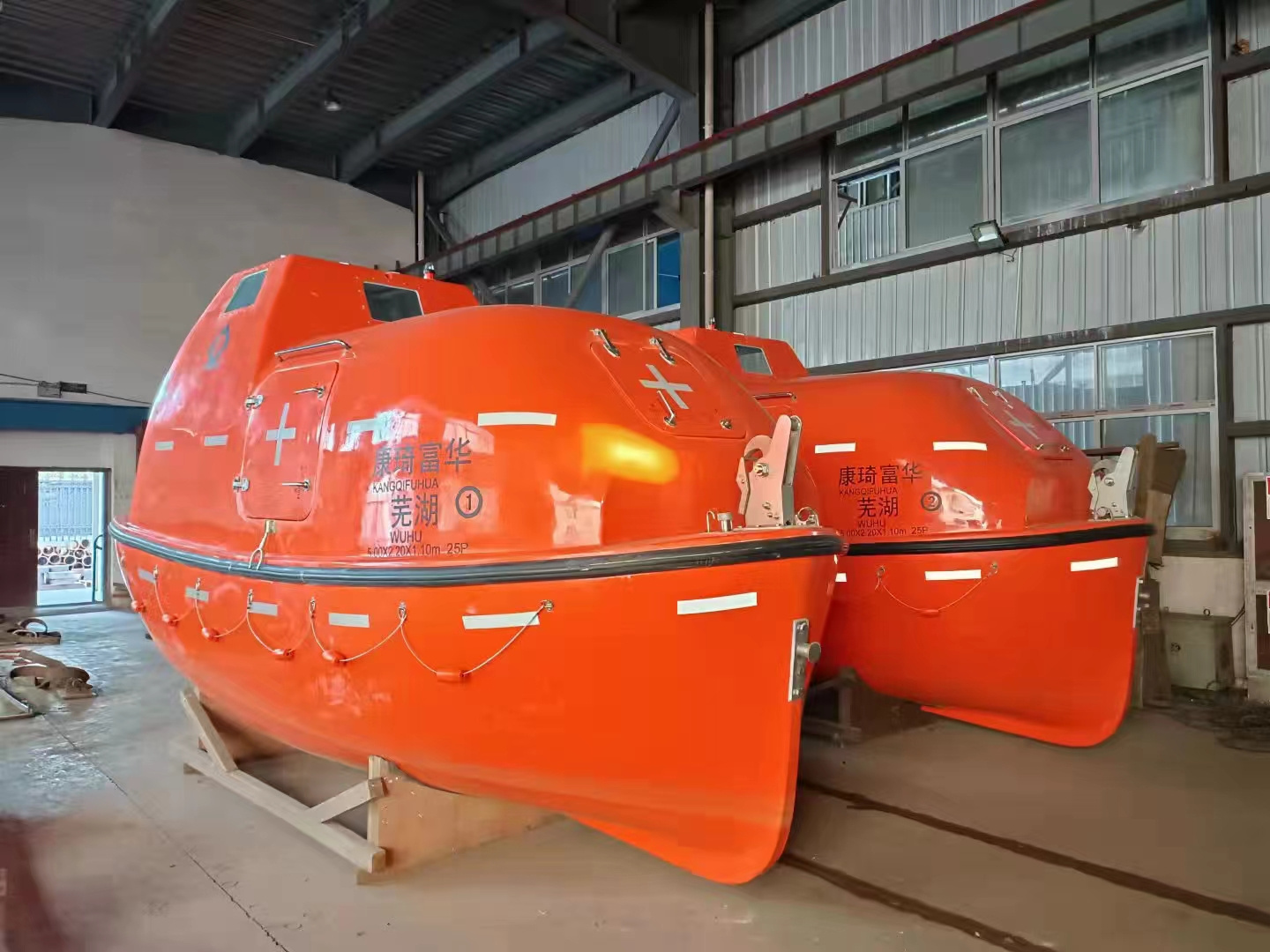 The wholesale price of a CCS-certified, EC- certified and RS- certified free fall lifeboat for vessels.